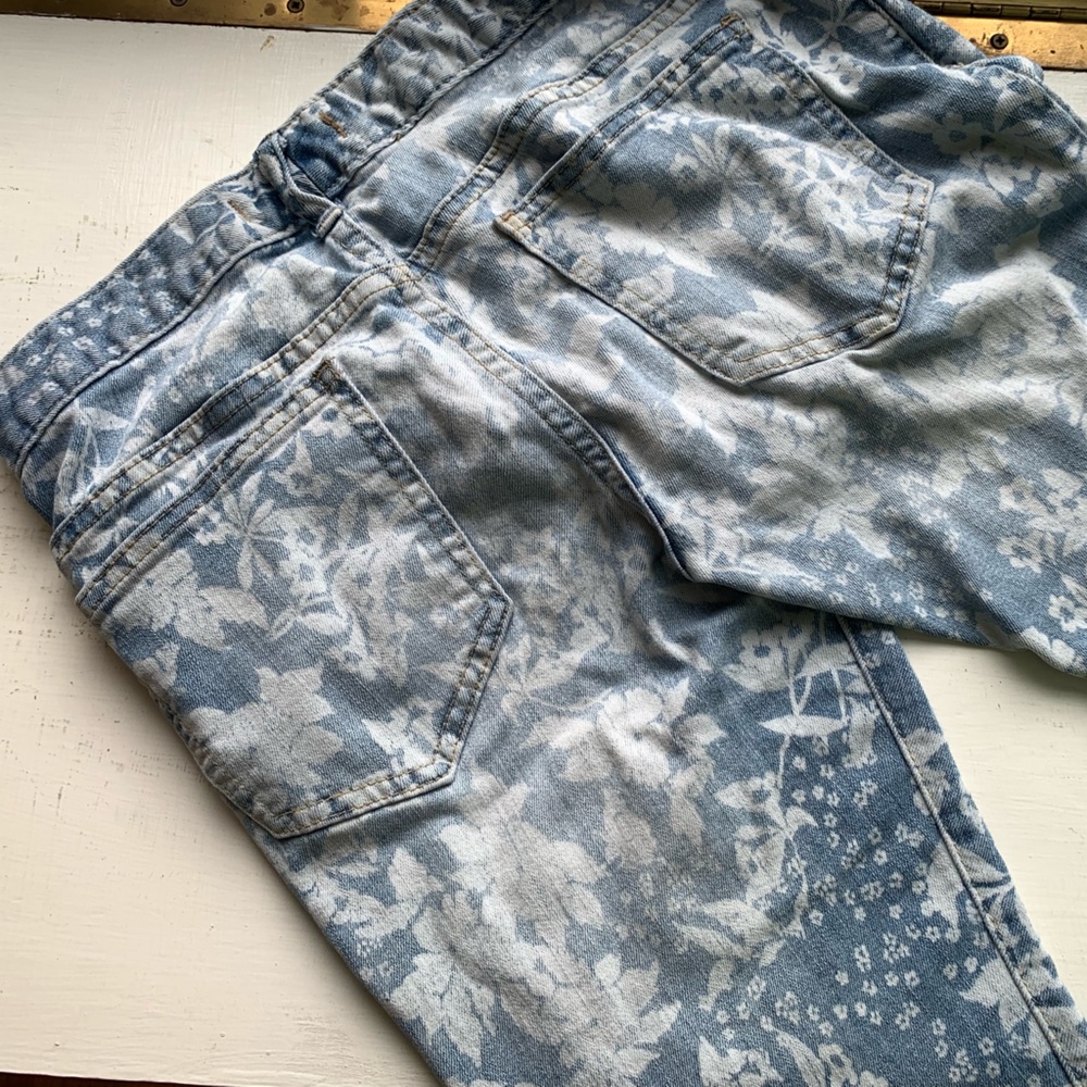 FREE PEOPLE Floral Hawaiian Print Blue and White Ankle Jeans - Picture 7 of 9